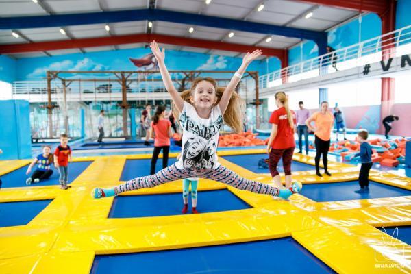 Прыжки в батутном центре в Краснодаре. Сервис Ultra Подарки. Купить подарочный сертификат на батутный центр. Подарите прыжки на батуте для детей и взрослых в Краснодаре. Сервис UltraPodarki.ru 8 800 505 95 30. Батутный центр Краснодар, батутный центр, прыжки на батуте Краснодар, купить батут Краснодар, батут, батут Краснодар