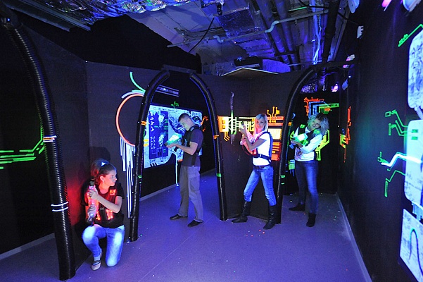 Игра в лазертаг в Краснодаре. Сервис Ultra Подарки. Купить лазертаг в городе Краснодарf. Попробуйте лазерный пейнтбол в лазертаг клубе. Цены на лазертаг. Сервис: UltraPodarki.ru 8 800 505 95 30. Лазертаг в Краснодаре, купить лазертаг Краснодар, лазертаг, купить лазертаг, лазерный пейнтбол Краснодар, лазертаг для детей Краснодар, лазертаг клуб, лазертаг клуб Краснодар