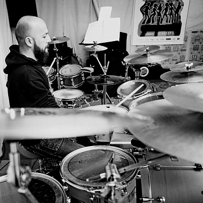 Купить игру на барабанах в Краснодаре. Сервис Ultra Подарки. Хотите играть на барабанах? Купите сертификат на обучение игре на барабанах в Краснодаре. Сервис UltraPodarki.ru 8 800 505 95 30. Игра на барабанах, уроки игры на барабанах, обучение игре на барабанах, барабан обучение, играть на барабанах, игра на барабанах сертификат, уроки на барабанах, игра на барабанах в Краснодаре, уроки игры на барабанах в Краснодаре, барабаны цена Краснодар, уроки на барабанах в Краснодаре