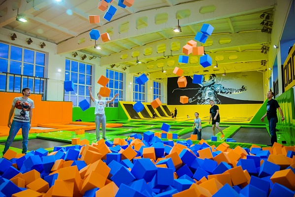 Прыжки в батутном центре в Краснодаре. Сервис Ultra Подарки. Купить подарочный сертификат на батутный центр. Подарите прыжки на батуте для детей и взрослых в Краснодаре. Сервис UltraPodarki.ru 8 800 505 95 30. Батутный центр Краснодар, батутный центр, прыжки на батуте Краснодар, купить батут Краснодар, батут, батут Краснодар