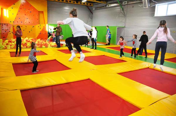 Прыжки в батутном центре в Краснодаре. Сервис Ultra Подарки. Купить подарочный сертификат на батутный центр. Подарите прыжки на батуте для детей и взрослых в Краснодаре. Сервис UltraPodarki.ru 8 800 505 95 30. Батутный центр Краснодар, батутный центр, прыжки на батуте Краснодар, купить батут Краснодар, батут, батут Краснодар