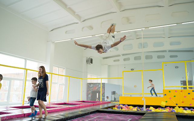  Батутный центр Crazy Jump в Краснодаре. Сервис Ultra Подарки. Купить подарочный сертификат в батутный центр Crazy Jump, попробуйте прыжки на батуте в Краснодаре. Сервис UltraPodarki.ru 8 (800) 555 95-30.. Батутный центр Crazy Jump, батутный клуб Crazy Jump, батутный центр, батутный центр цены, батутный центр в Краснодаре,  батутный парк, батут прыгать, прыжки +на батуте, батут Краснодар, батут спорт