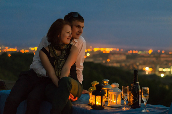 Романтическое свидание на крыше в Краснодаре. Ultra Подарки. Купить романтическое свидание на крыше в Краснодаре. Подарите самым близким незабываемые моменты и почувствуйте друг друга ещё ближе. Сервис UltraPodarki.ru 8 800 505 95 30. Романтическое свидание на крышев Краснодаре, свидание на крышев Краснодаре, свидание, сертификат на свидание на крыше, сертификат на свидание в Краснодаре, купить свидание на крыше, купить свидание Краснодар