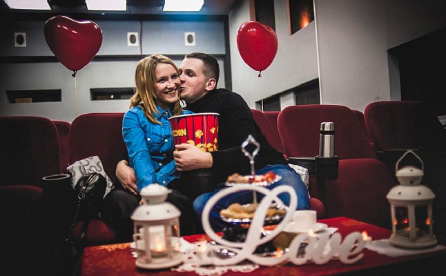 Романтическое свидание в кинотеатре в Краснодаре. Ultra Подарки. Купить романтическое свидание в кинотеатре в Краснодаре. Подарите самым близким незабываемые моменты и признайтесь в искренних чувствах. Сервис UltraPodarki.ru 8-800-505-95-30. Романтическое свидание в кинотеатре в Краснодаре, свидание в Краснодаре, свидание в кинотеатре, сертификат на свидание в кинотеатре, сертификат на свидание в Краснодаре, купить свидание, купить свидание Краснодар, первое свидание, девушка свидание, хороший кинотеатре, романтический кинотеатре, романтический вечер, романтический ужин, романтические любимому, романтическая музыка