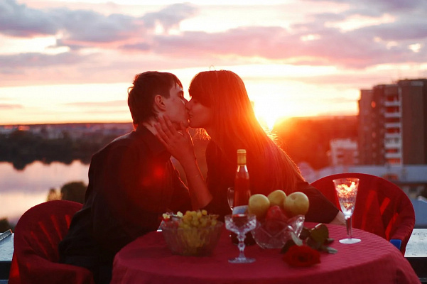 Романтическое свидание на крыше в Краснодаре. Ultra Подарки. Купить романтическое свидание на крыше в Краснодаре. Подарите самым близким незабываемые моменты и почувствуйте друг друга ещё ближе. Сервис UltraPodarki.ru 8 800 505 95 30. Романтическое свидание на крышев Краснодаре, свидание на крышев Краснодаре, свидание, сертификат на свидание на крыше, сертификат на свидание в Краснодаре, купить свидание на крыше, купить свидание Краснодар